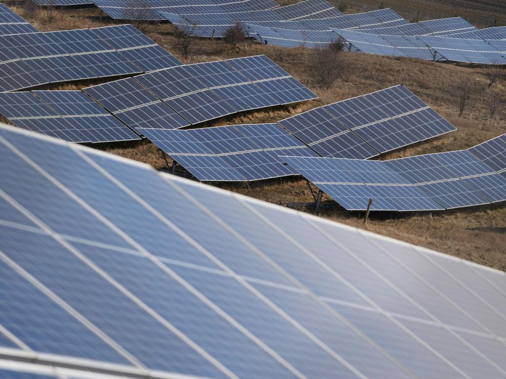 New Solar Rule Sparks Anger in Maharashtra Against Discoms