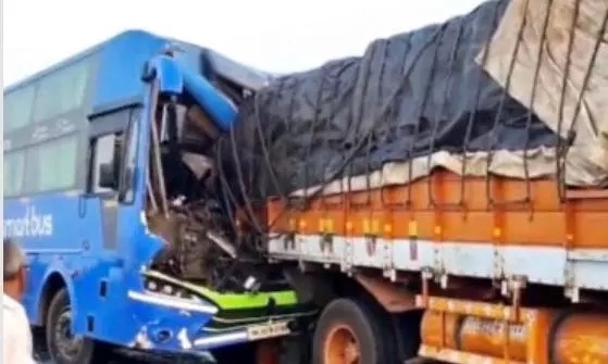 కోడదలో ఎన్‌హెచ్‌-65 ఫ్లైఓవర్‌పై బస్సు లారీకి ఢీ కొట్టింది; 14 మంది గాయపడ్డారు