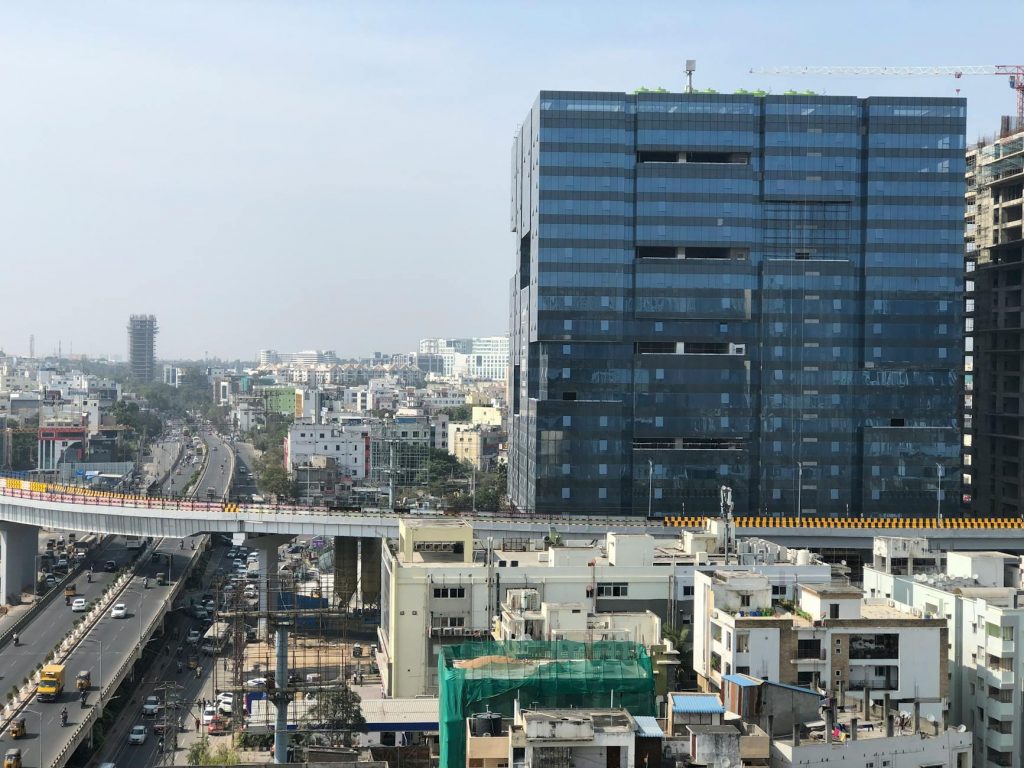 దుర్గమ్ చెరువు వారధిపై రాత్రిపూ రద్దీ, వాహనాలు ట్రాఫిక్ సమస్య సృష్టిస్తున్నాయి