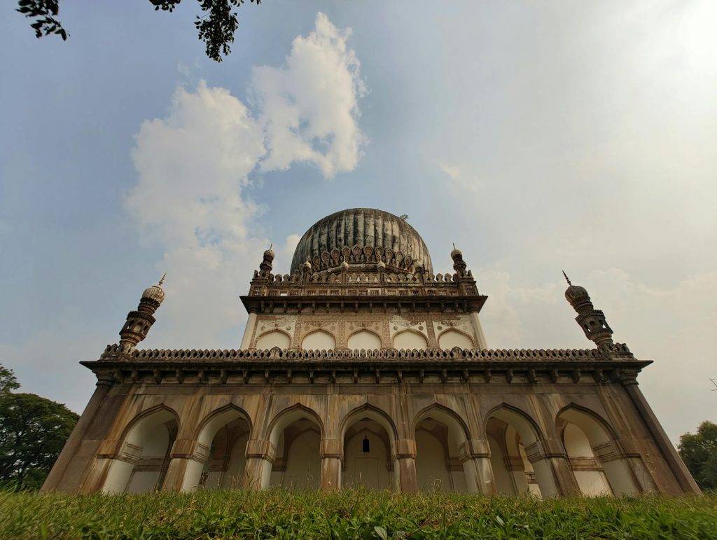 ఏప్రిల్ 27 సాయంకాలం హైదరాబాద్ ఆకాశం మేఘాలతో కప్పుకుపోయింది