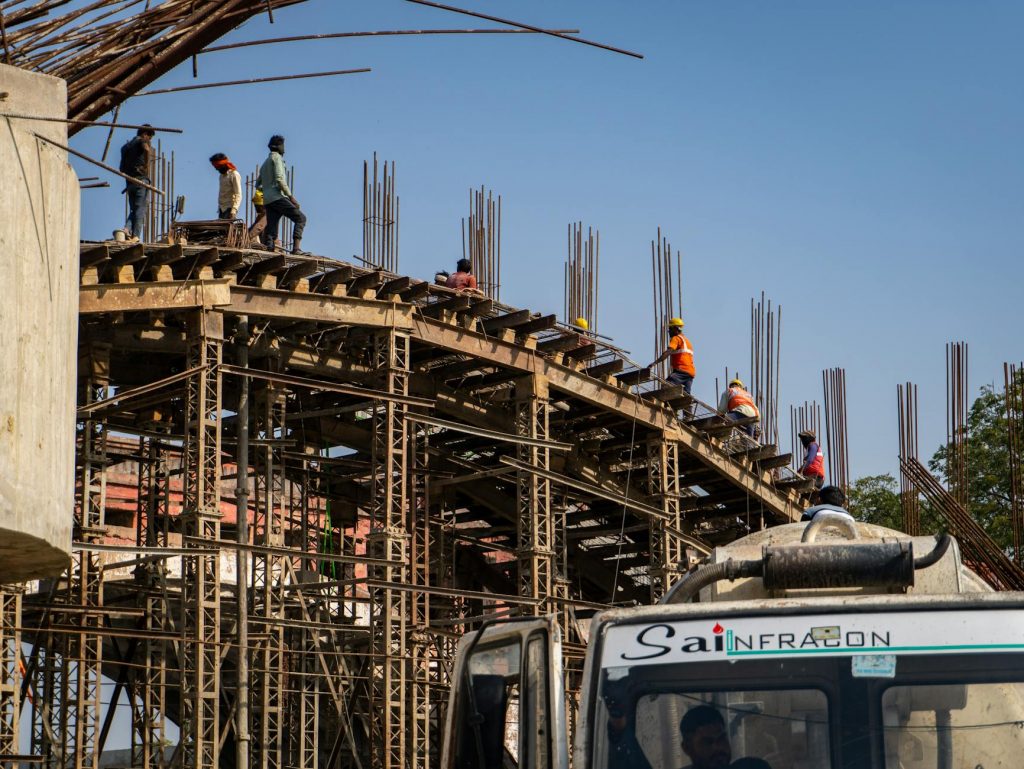 అమరావతిలో కార్మికులకు మెరుగైన సర్వసౌకర్యాలు అందించాలని ఎడిసీ చీఫ్ నిర్దేశించారు