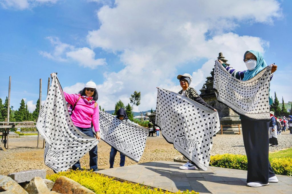 Emraan Hashmi’s 90s Makeover for Awarapan 2 Breaks Internet