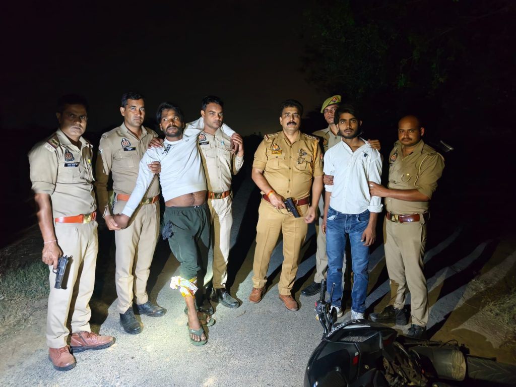 पुलिस मुठभेड़ के बाद दो शातिर लुटेरे गिरफ्तार, तमंचा व नकदी बरामद పోలీసుల ఎన్‌కౌంటర్ తర్వాత ఇద్దరు కిరాతక దొంగలు అరెస్ట్, తుపాకీ మరియు నగదు స్వాధీనం