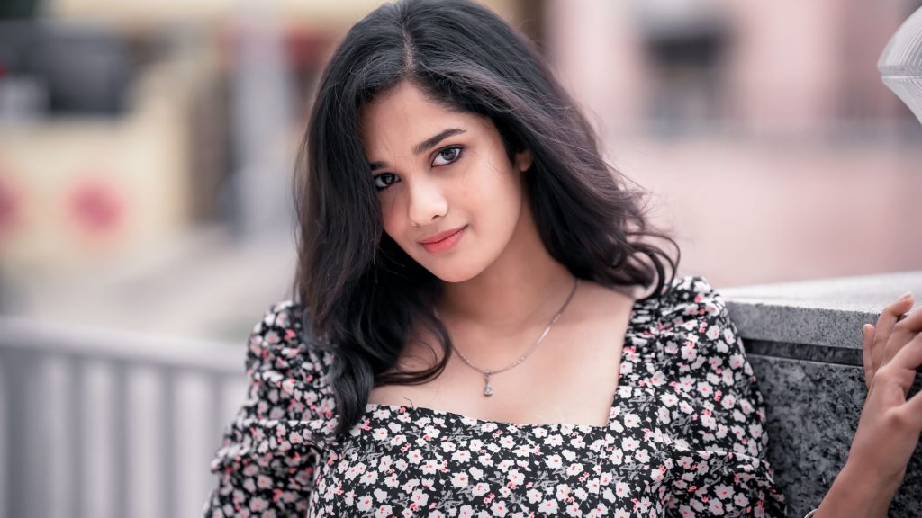 Janhvi Kapoor Calls Telugu Director 'Rowdy' in Viral Video