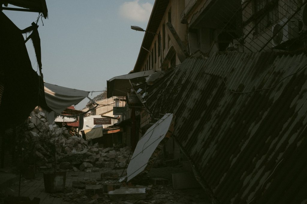Massive Quake Hits Philippines, Raising Fears of Tsunamis in Asia
