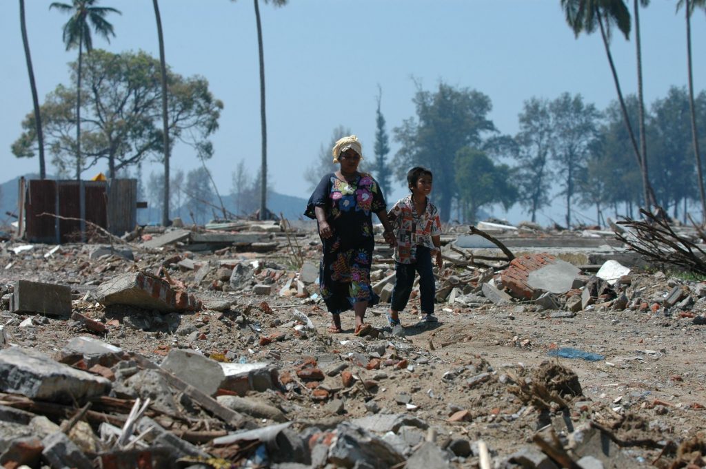 Philippines Quake: Buildings Crumble, Roads Buckle!