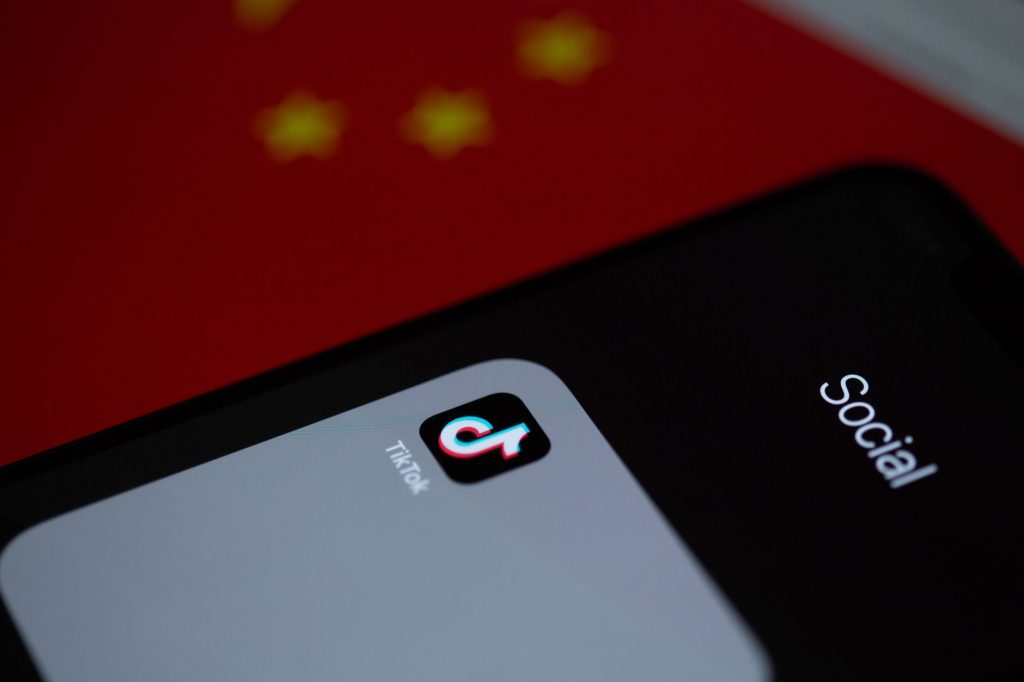 Govt Cracks Down on Chinese App After E-Rickshaw Shutdown Videos Go Viral