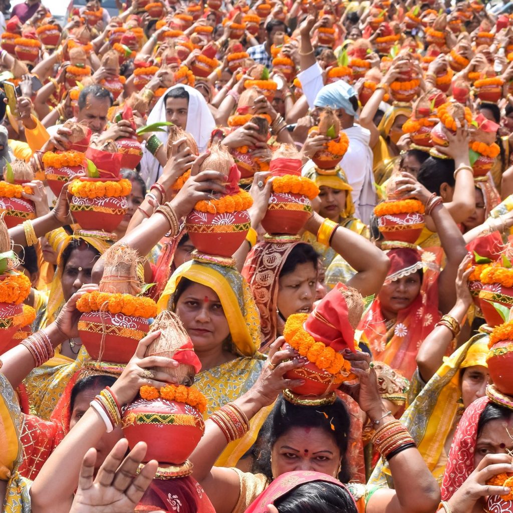 Muzaffarnagar Kanwar Yatra Violence: Vehicle Targeted in Brawl, Shocking Video Surfaces