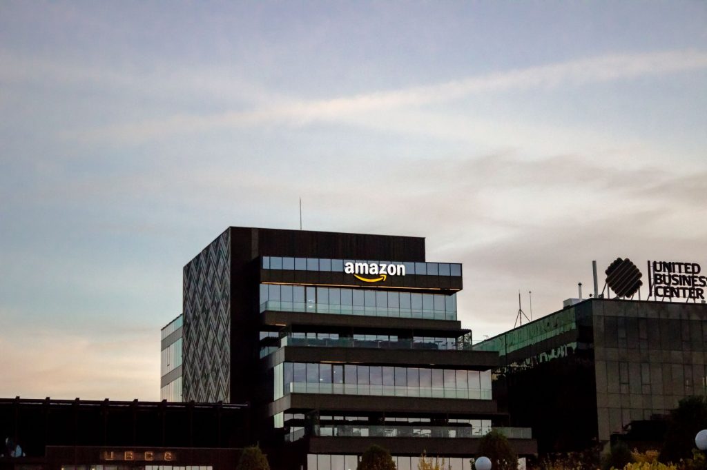 Amazon Under Fire for Poaching Top Talent from Warner Bros. Discovery