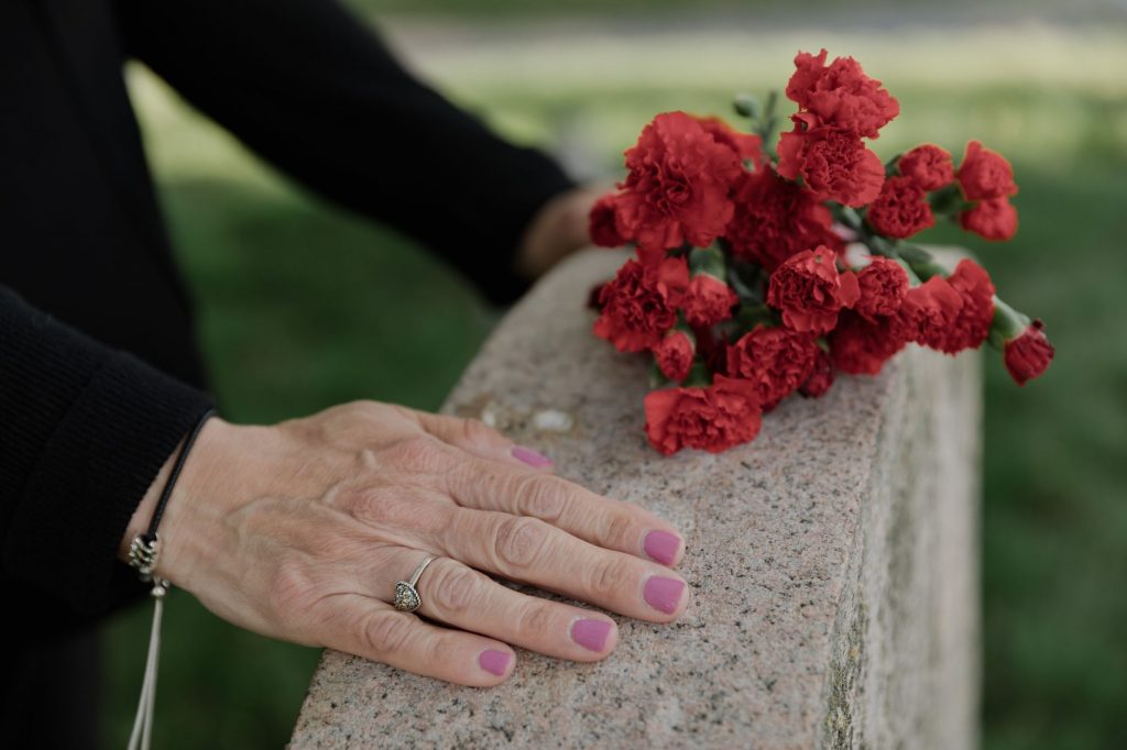 Daughters Pay 5,100 to Watch Father’s Funeral on Video Call from Old-Age Home