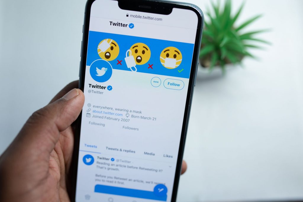 Twitter’s Top Boss Steps Down After One Eventful Year
