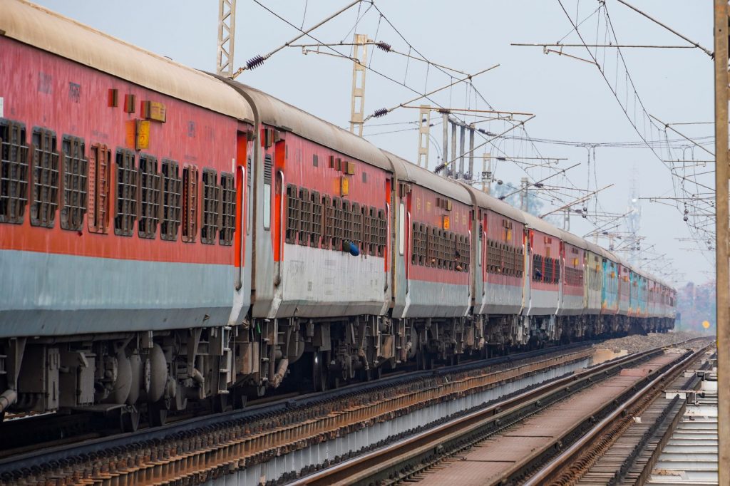 Viral Video: Train Passenger Wows Fellow Co-Travelers with Impeccable Cooking Skills