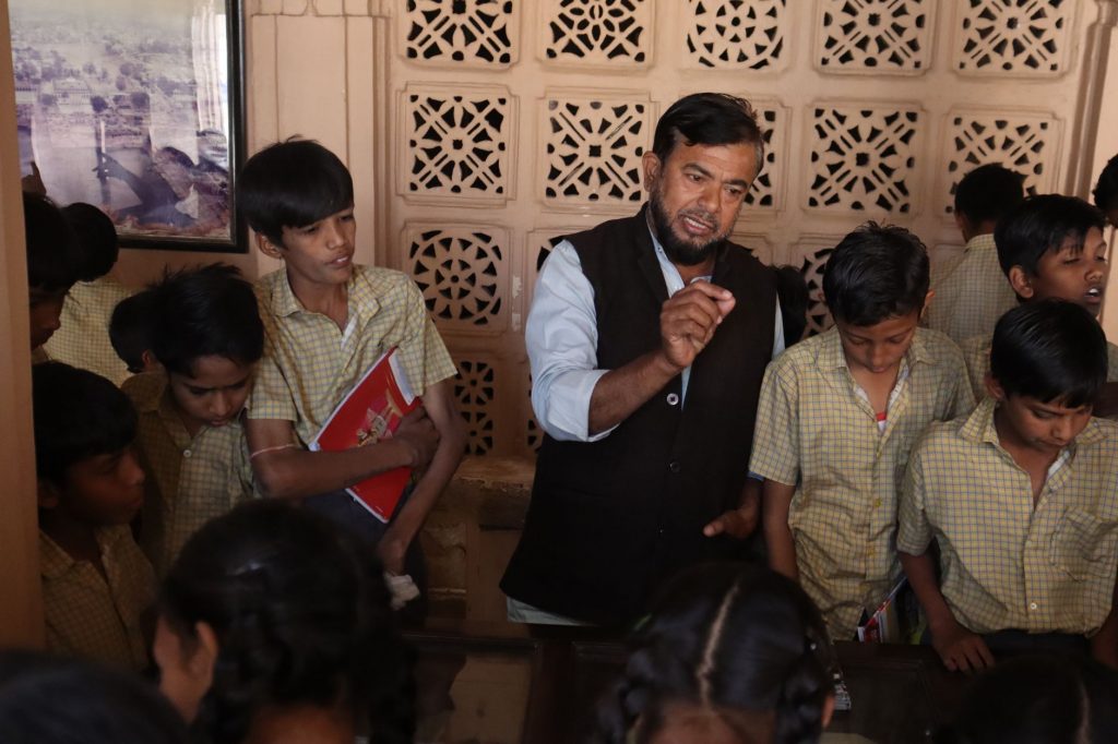 Lucknow Students Protest Teacher Crunch!