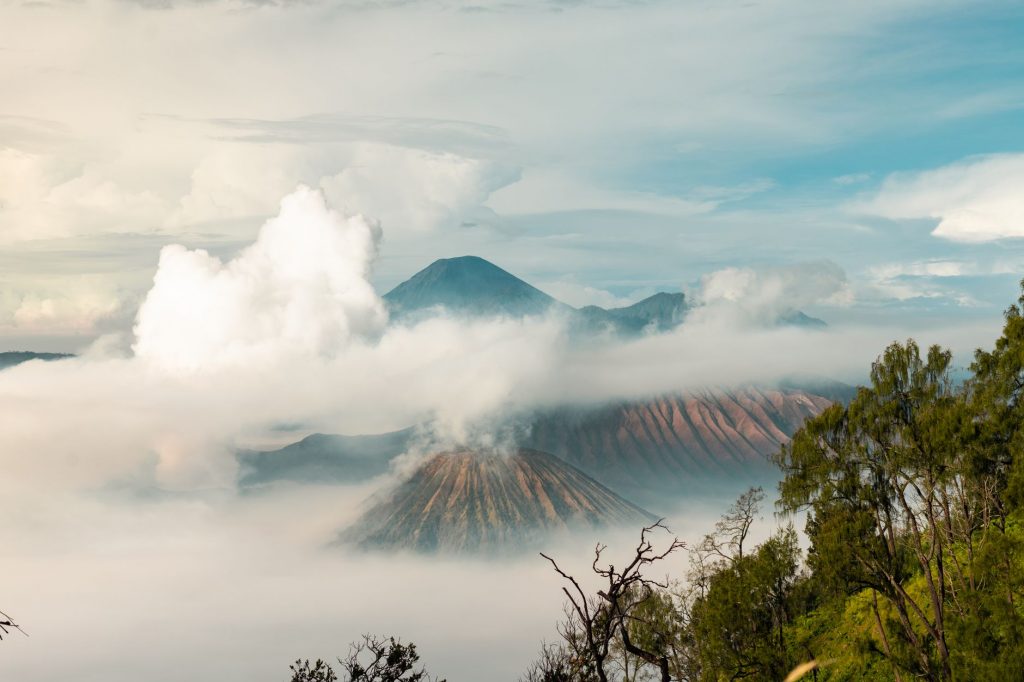 Indonesia Volcano Erupts, Flights Grounded!
