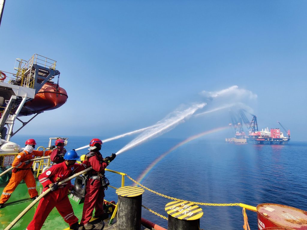 US Threatens 100% Tariff on Russian Oil for India