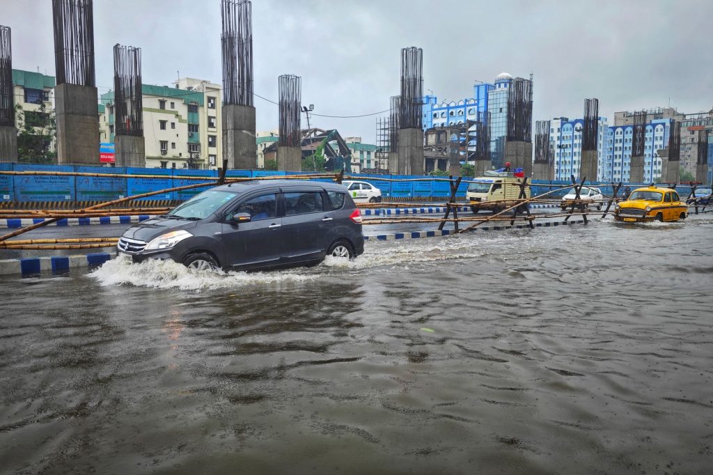 Flooded Expressway Toll Gate Becomes Fishing Pond!